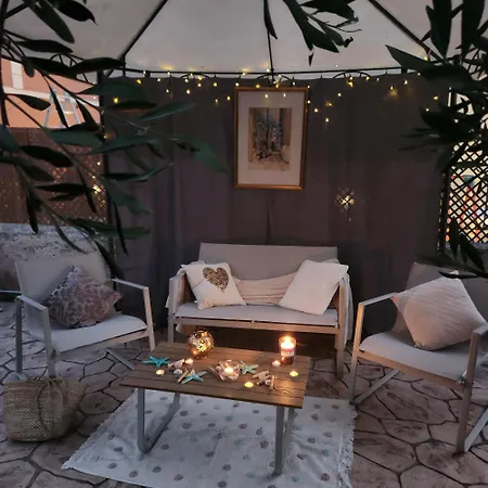 Townhouse & Shared Garden Дом отдыха *